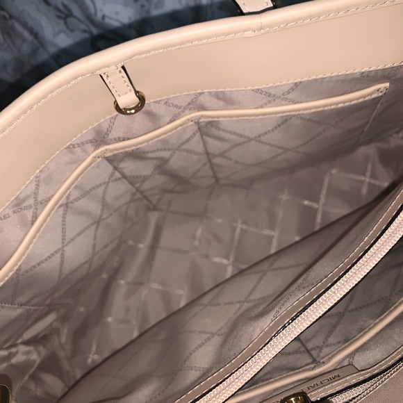 Large Michael Kors Tote - Picture 4 of 8